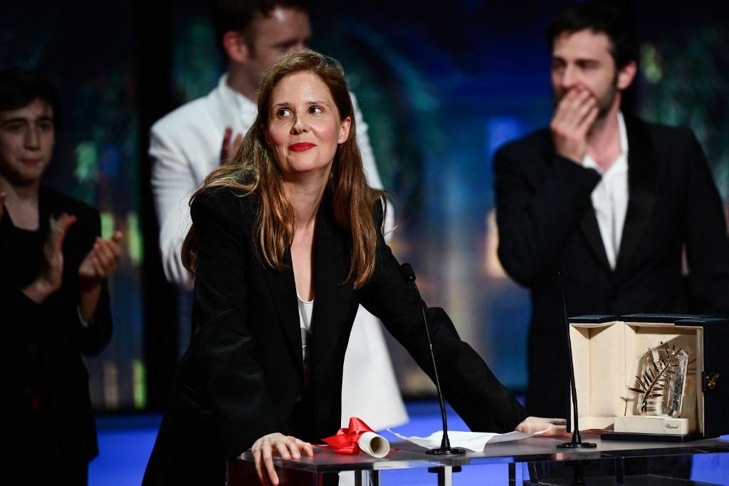 Justine Triet remporte la Palme d'or du Festival de Cannes pour "Anatomie d'une chute". Elle devient la troisième femme à obtenir cette distinction. [AFP - Christophe Simon]