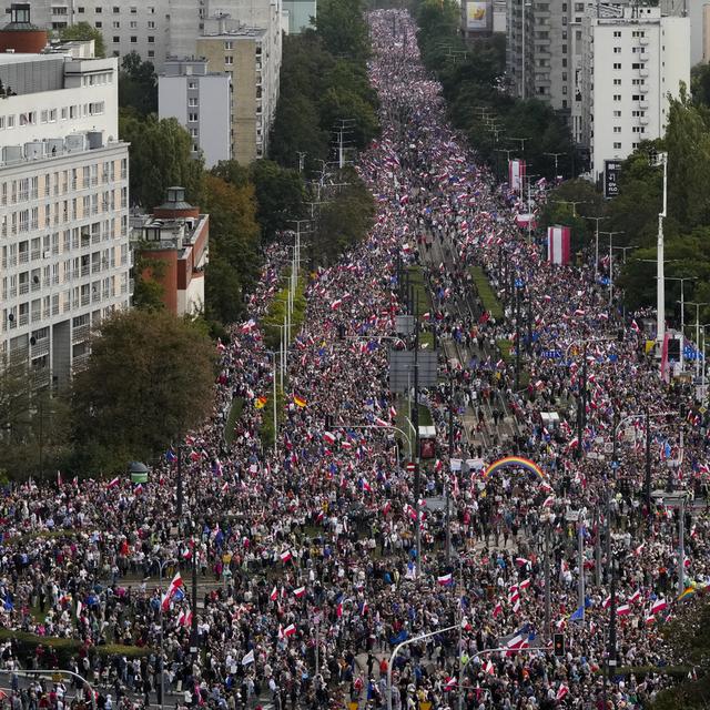 En Pologne, la plus grande manifestation de l’histoire a marché contre le gouvernement nationaliste le 01.10.2023. [AP Photo/Keystone - Czarek Sokolowski]