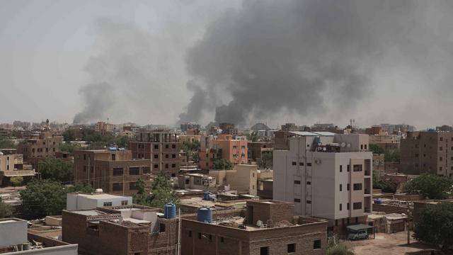 Des nuages de fumée s'échappent du centre de Khartoum, au Soudan, suite aux affrontements militaires. [Keystone - Marwan Ali]