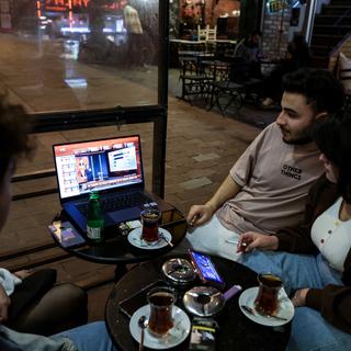 Des gens attendent la publication des résultats dans un café d'Istanbul. [Keystone - EPA/Erdem Sahin]