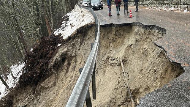 Après les intempéries, le Valais garde un oeil particulier sur ses routes de montagne. [Keystone - Etat du Valais]