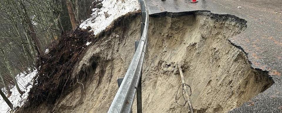 Après les intempéries, le Valais garde un oeil particulier sur ses routes de montagne. [Keystone - Etat du Valais]