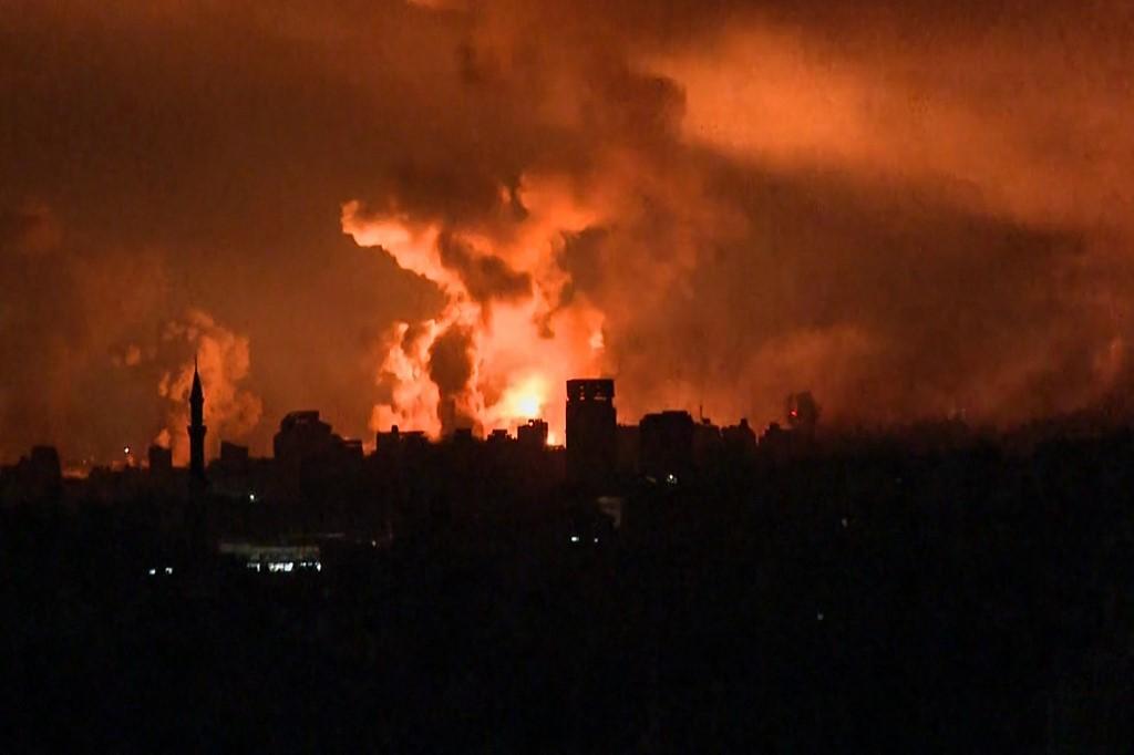 Des explosions au-dessus de Gaza City dans la soirée du vendredi 27 octobre 2023. [AFP TV - -]
