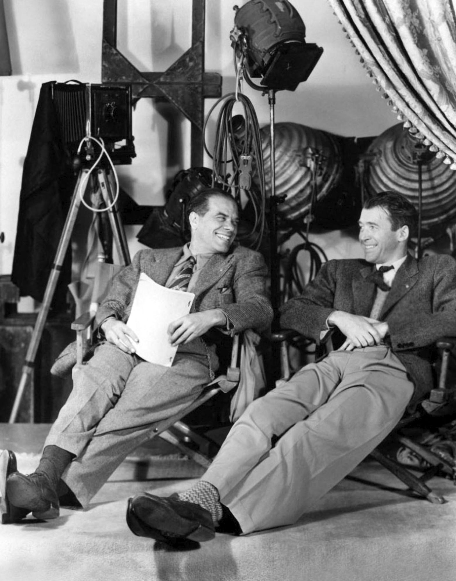 Frank Capra et James Stewart sur le tournage de "La vie est belle" en 1946. [AFP - Liberty Films II / Collection ChristopheL]