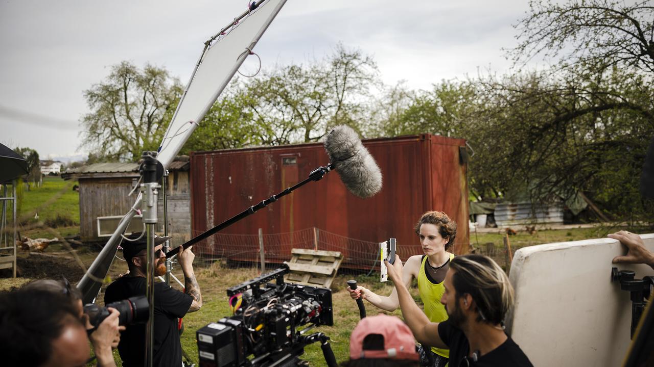 Le milieu cinématographique suisse veut se renforcer grâce à une nouvelle alliance. Sur la photo: le tournage de la série alémanique "Neumatt", en avril 2022. [Keystone - Michael Buholzer]