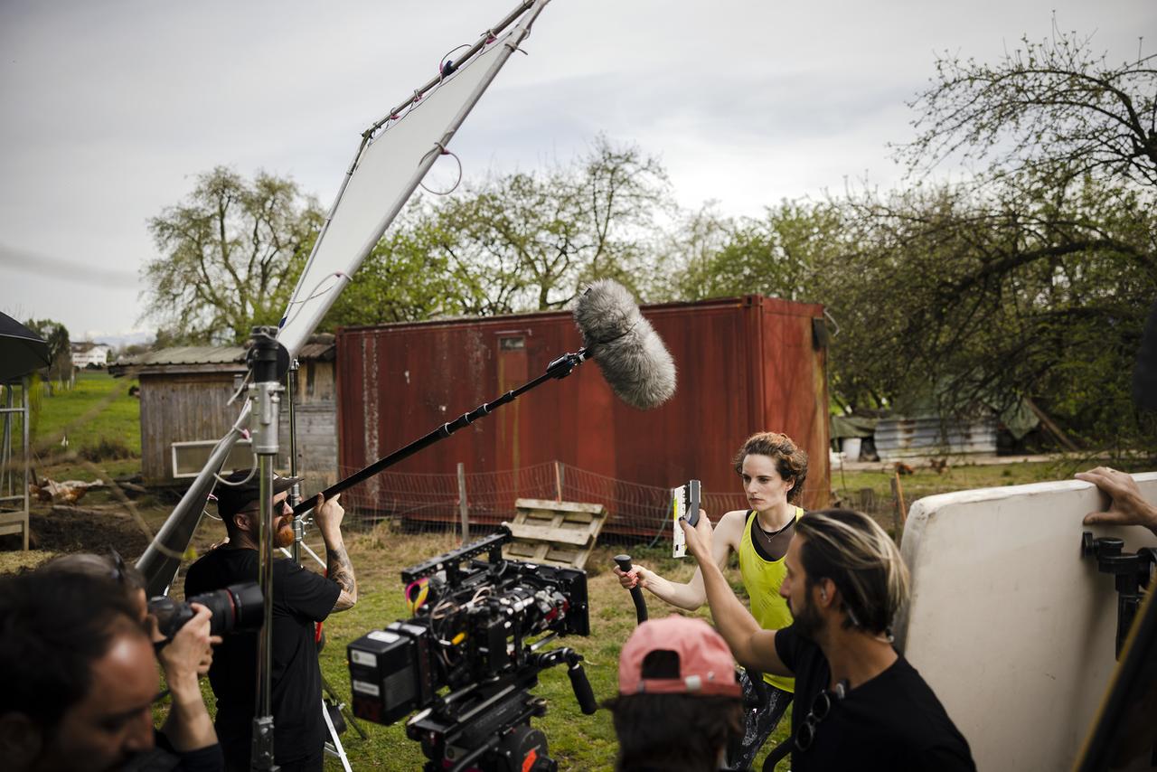 Le milieu cinématographique suisse veut se renforcer grâce à une nouvelle alliance. Sur la photo: le tournage de la série alémanique "Neumatt", en avril 2022. [Keystone - Michael Buholzer]