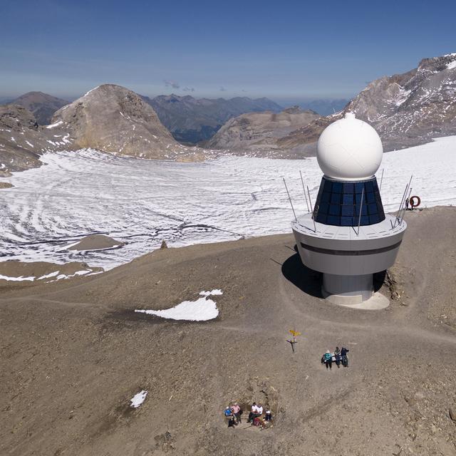 Une station radar météorologique sur la Pointe de la Plaine Morte, devant le glacier du même nom, dans le canton de Berne, le mardi 5 septembre 2023. Image d'illustration. [Keystone - Anthony Anex]