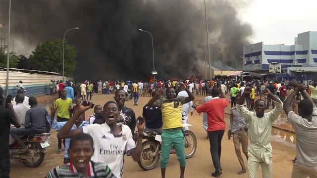 Des manifestants réclament la démission du président nigérien Mohamed Bazoum. [Keystone - AP Photo/Fatahoulaye Hassane Midou]