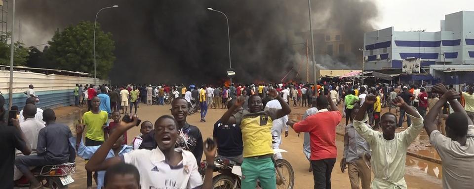 Des manifestants réclament la démission du président nigérien Mohamed Bazoum. [Keystone - AP Photo/Fatahoulaye Hassane Midou]