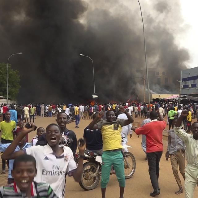 Des manifestants réclament la démission du président nigérien Mohamed Bazoum. [Keystone - AP Photo/Fatahoulaye Hassane Midou]