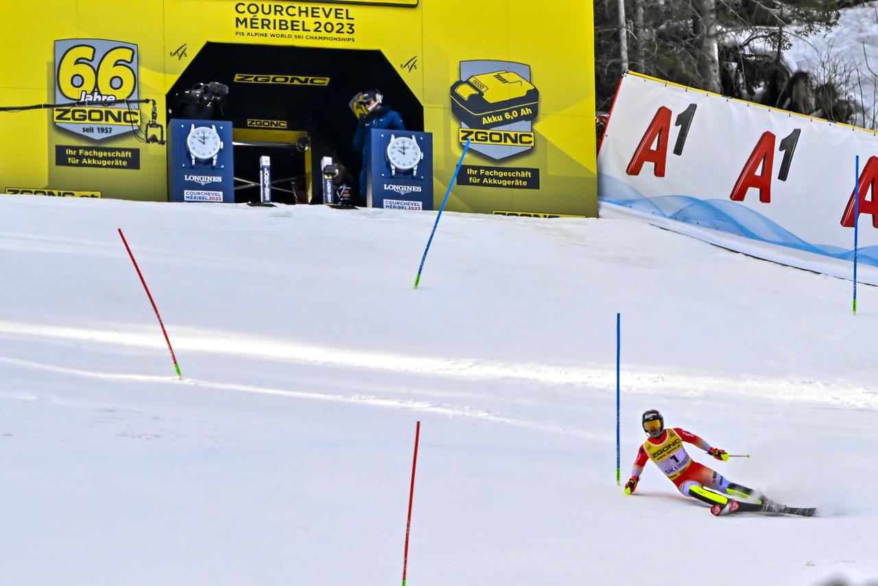 La course a tourné court pour Loïc Meillard, éliminé après 3 piquets. [KEYSTONE - Jean-Christophe Bott]