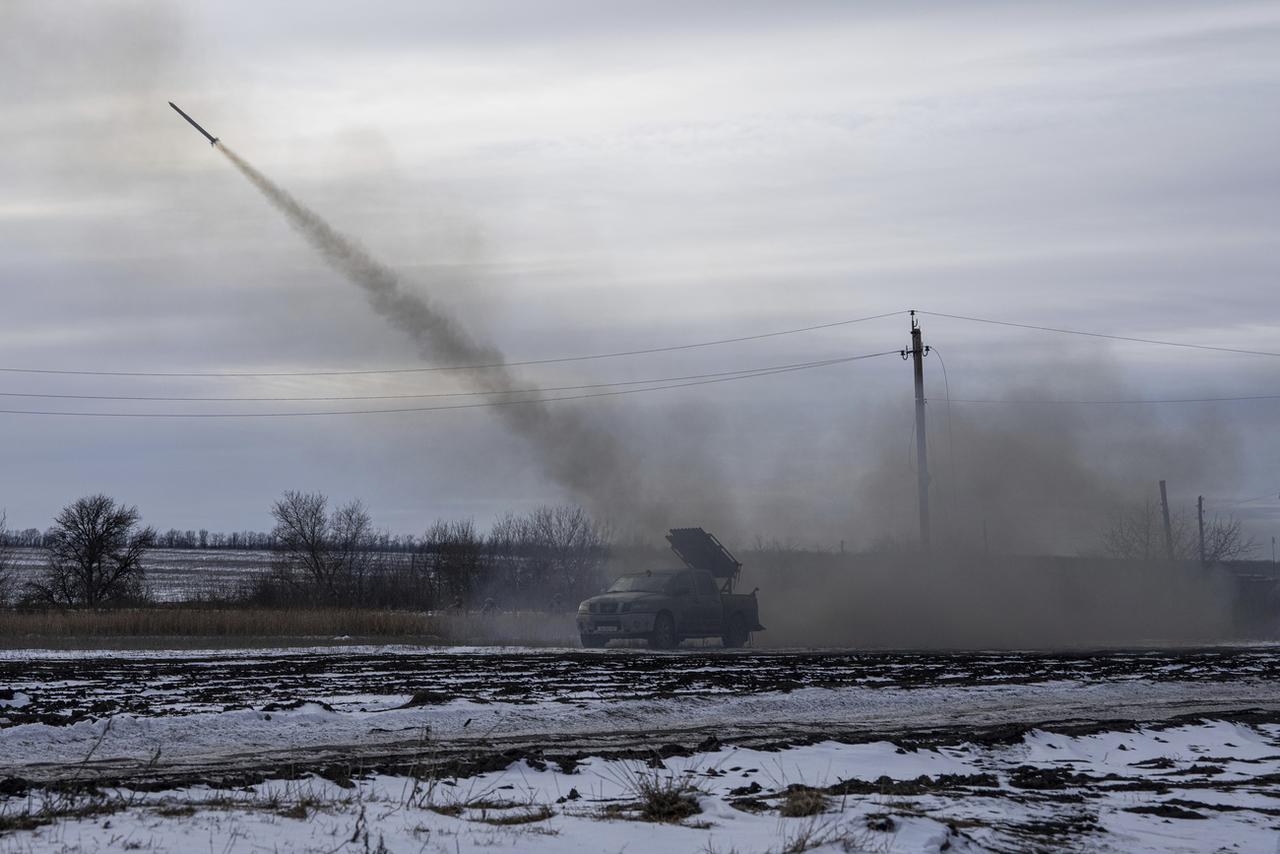 L'Ukraine a pu se réarmer durant l'hiver grâce au soutien occidental. Suffisant pour résister aux assauts futurs de Moscou? [Keystone - Evgeniy Maloletka]