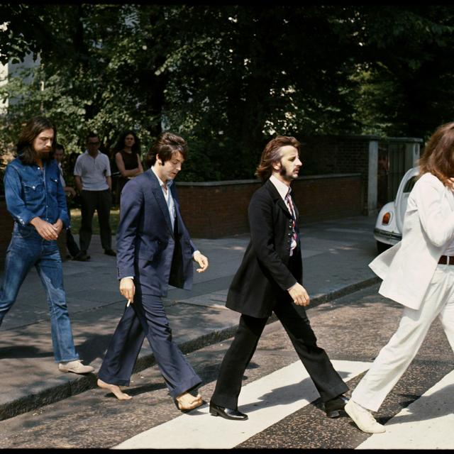 Les Beatles traverssant le passage piéton devant "Abbey Road". [Courtesy of MPL]