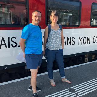 Philippe Girard en compagnie de Laurianne Altwegg, responsable énergie à la FRC, invitée fil bleu du 11 juillet 2023 pour "On se jette à l'eau". [RTS - Anouk Wehrli]