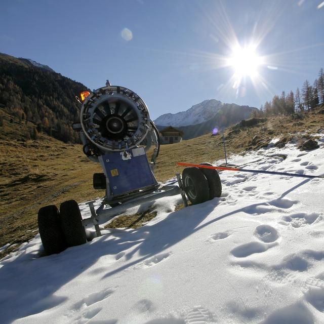 Un canon a neige artificielle dans la station de ski de Nendaz - Siviez. [Keystone - Olivier Maire]