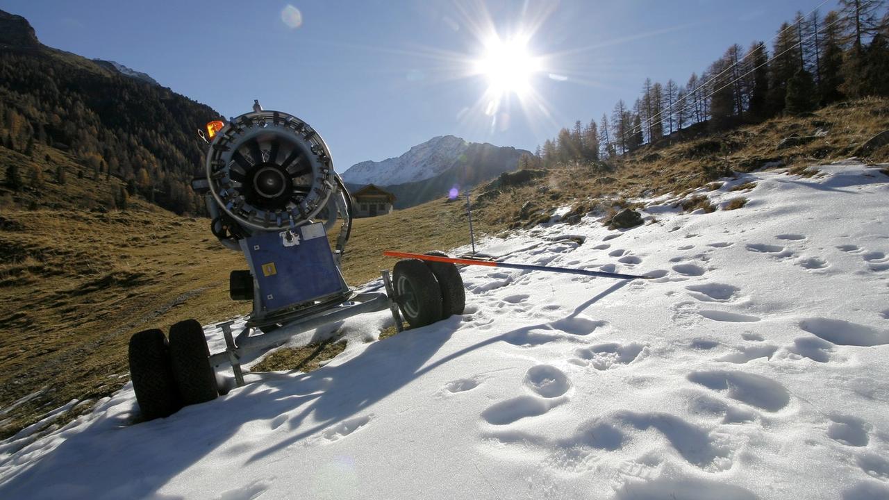 Un canon a neige artificielle dans la station de ski de Nendaz - Siviez. [Keystone - Olivier Maire]