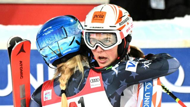 En s'imposant devant Shiffrin, Petra Vlhova goûte enfin au goût de la victoire cette saison. [Barbara Gindl]