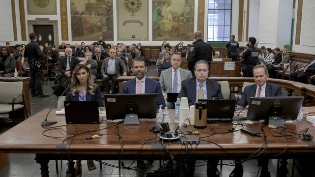 Donald Trump Jr, au centre gauche, participe au procès civil pour fraude commerciale contre son père, l'ancien président Donald Trump, à New York, le 1er novembre 2023. [Keystone - Anna Watts/Pool Photo via AP]