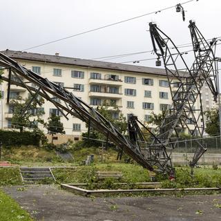 La tempête a renversé un pylône électrique à La Chaux-de-Fonds (NE). [Keystone - Valentin Flauraud]