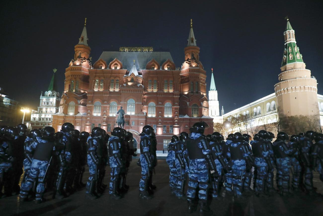 Des militaires de la Garde nationale russe (Rosgvardia) se rassemblent sur la Place Rouge pour empêcher un rassemblement de protestation à Moscou, en Russie, le mardi 2 février 2021 (image d'archives). [keystone - Pavel Golovkin]