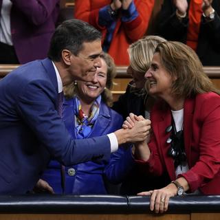 Le Premier ministre Pedro Sánchez félicité par des membres de son parti. [Keystone - AP Photo/Manu Fernandez]