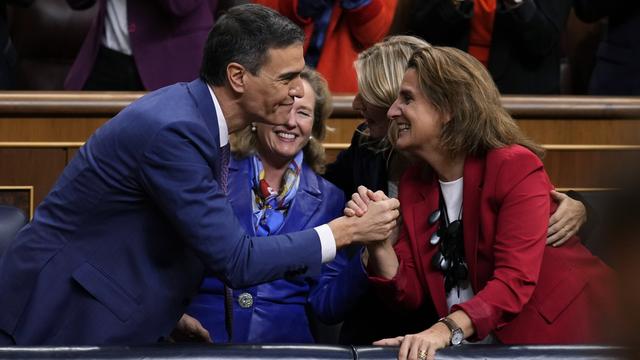 Le Premier ministre Pedro Sánchez félicité par des membres de son parti. [Keystone - AP Photo/Manu Fernandez]