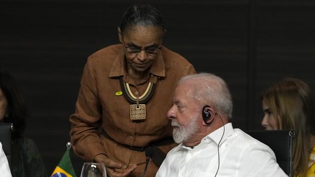 La ministre de l'environnement Marina Silva s'entretient avec le président Lula Da Silva lors du sommet sur l'Amazonie organisé à Belem au Brésil. [Keystone/AP Photo - Eraldo Peres]