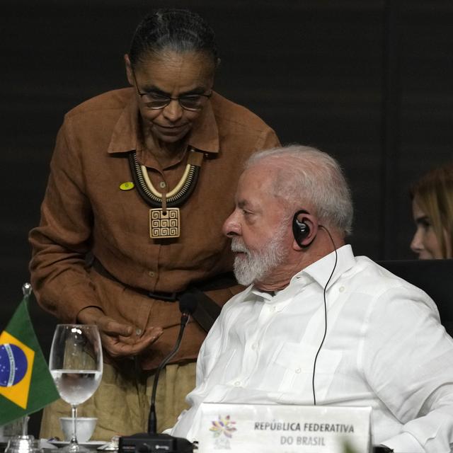 La ministre de l'environnement Marina Silva s'entretient avec le président Lula Da Silva lors du sommet sur l'Amazonie organisé à Belem au Brésil. [Keystone/AP Photo - Eraldo Peres]