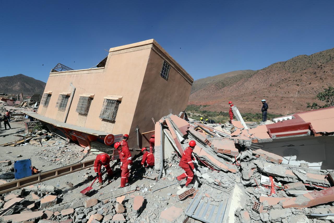 Les secours travaillent parmi les décombres d'un bâtiment effondré à N'Yaaqoub au sud de Marrakech. [Keystone - Mohamed Messara]