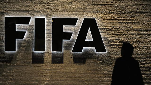 Les emprunts d'argent à la FIFA continue de faire des vagues au sein des villes romandes. [Keystone - Steffen Schmidt]