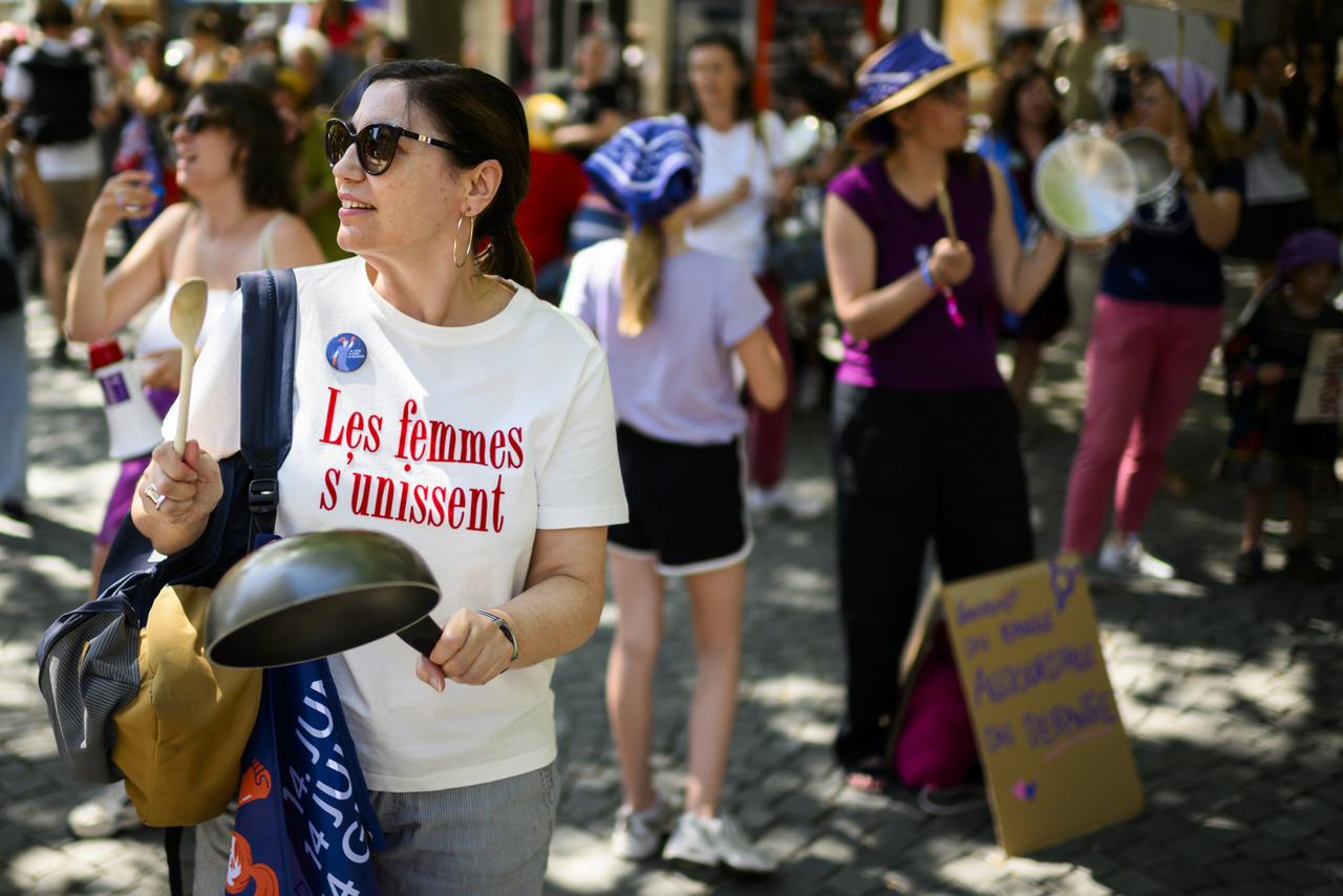 Près de 20'000 personnes ont convergé mercredi à Lausanne pour le cortège de la Grève féministe. [Keystone - Jean-Christophe Bott]