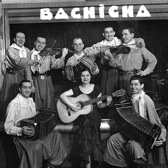 The Bachicha band, Argentine tango band. Playing the bandoneon, Juan Baetista Deambroggio aka Bachicha. Paris (Montparnasse), the Coupole, around 1936. [AFP - Henri Martinie / Roger-Viollet]