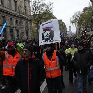 Une manifestation contre la réforme des retraites à Paris le 14.04.2023. [Keystone - AP Photo/Michel Euler]