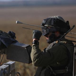 Un soldat israélien prend position lors de l'opération terrestre en cours de l'armée israélienne contre le groupe islamiste palestinien Hamas (image d'illustration). [REUTERS - ATHIT PERAWONGMETHA]