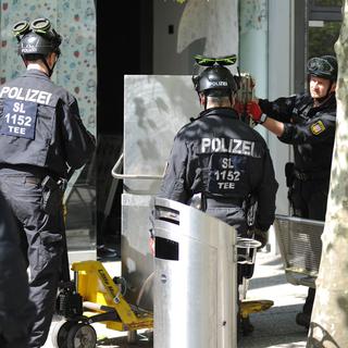 Des policiers allemands lors d'une opération massive de perquisitions européennes contre la mafia calabraise 'Ndrangheta. [Keystone/DPA - Beckerbredel]