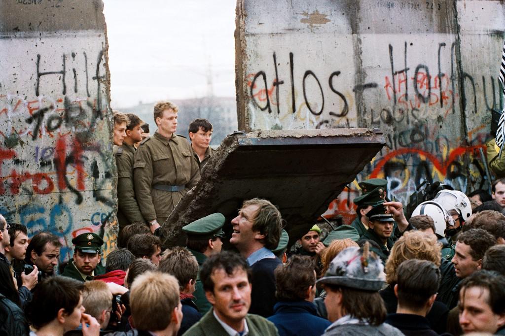 Ouverture dans le mur de Berlin deux jours après sa chute, le 9 novembre 1989. [AFP - Gérard Malie]