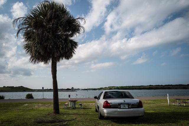 Dans sa voiture, Mike regarde en direction du Kennedy Space Center. C'est de là que sera lancé le satellite Euclid à bord d'une fusée Falcon 9 de SpaceX, le 1er juillet 2023. [RTS - Stéphanie Jaquet]