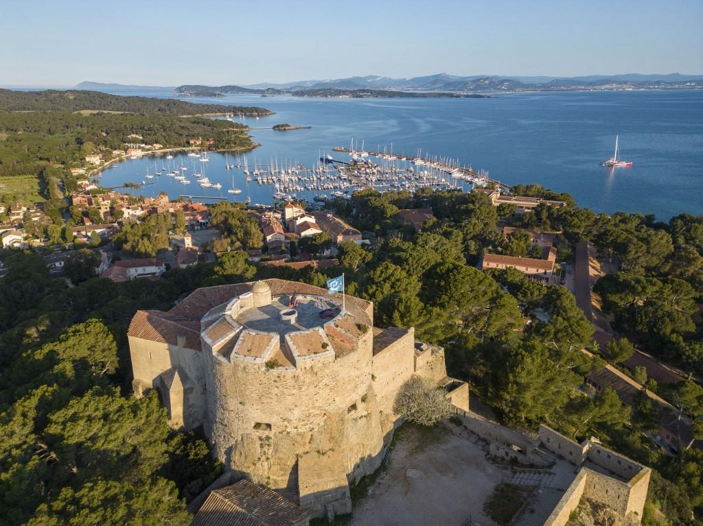 L'île de Porquerolles, dans le Var, limite le nombre de visiteurs durant l'été. [AFP - Olivier Leclercq/Hemis]