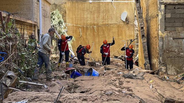 Sur cette photo fournie par le groupe d'aide humanitaire turc IHH, des sauveteurs recherchent des survivants et des corps de victimes d'inondations à Derna, en Libye, le mercredi 13 septembre 2023. [Keystone - IHH via AP]