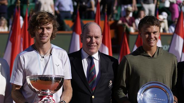 Le Prince Albert II de Monaco, entouré d'Andrey Rublev (à gauche) et d'Holger Rune lors de la remise des trophées. [Daniel Cole]