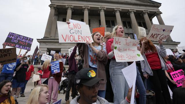 Des étudiants protestent contre la violence armée dans les écoles devant le Capitole, le lundi 3 avril 2023, à Nashville, Tennessee. La manifestation a eu lieu une semaine après que six personnes ont été tuées par un tireur à la Covenant School, une école privée presbytérienne, à Nashville. [Keystone - AP Photo/Mark Humphrey]