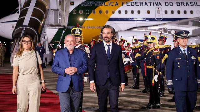 Le président brésilien Luiz Inacio Lula da Silva entouré de son épouse et du ministre  argentin des Affaires étrangères à son arrivée à Buenos Aires le 22 janvier 2023. [Keystone - Ministère argentin des Affaires étrangères]