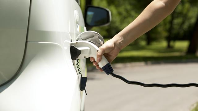 Recharge d'une voiture électrique. [Depositphotos - Macor]