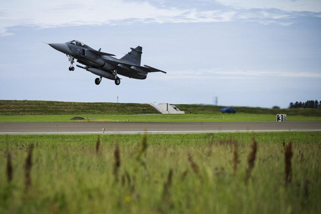 Un avion de combat de l'armée de l'air suédoise JAS Gripen décolle de la base d'Orland, près de Trondheim en Norvège, durant un exercice des pays nordiques, en août 2023. [AFP - Jonathan Nackstrand]