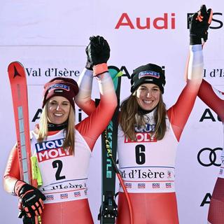 Jasmine Flury peut arborer un fier sourire, entre sa dauphine helvétique Joana Hählen (dossard 2) et le 3e de l'épreuve, l'Autrichienne Cornelia Huetter (dossard 4). [AFP - Jeff Pachoud]