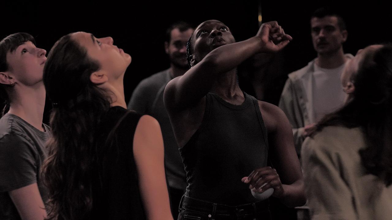 Une photo du spectacle "L'œil nu" de Maud Blandel. [Festival Avignon - Margaux Vendassi et Camille D. Tonnerre]