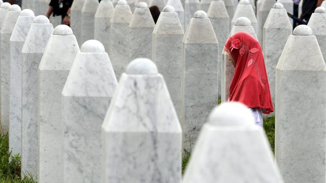 Une jeune musulmane bosniaque se recueille au mémorial de Potocari lors des funérailles de 175 musulmans bosniaques nouvellement identifiés à Srebrenica, en Bosnie-Herzégovine, le 11 juillet 2014. [Keystone/EPA - Fehim Demir]