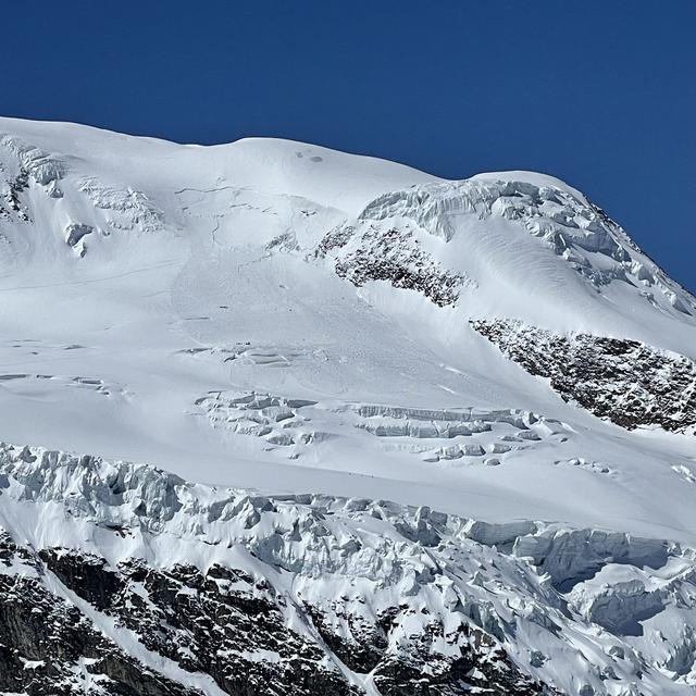 Une grosse avalanche pourrait avoir emporté plusieurs randonneurs dans la vallée de Saas Fee. [RTS - Léandre Duggan]