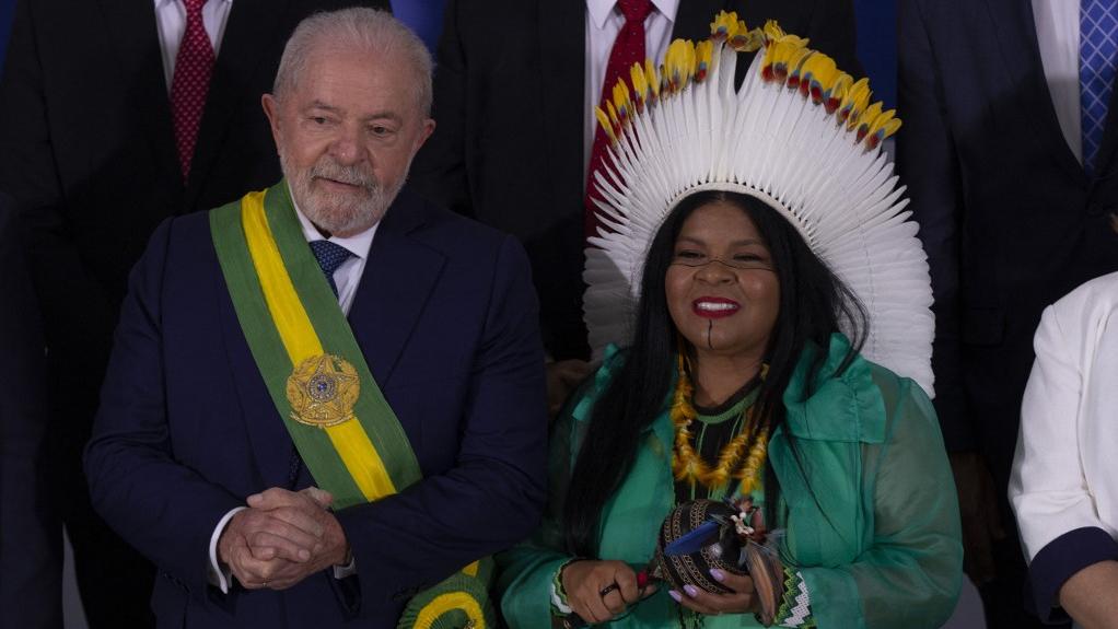 Le président brésilien Luiz Inacio Lula da Silva et sa ministre des peuples indigènes Sônia Guajajara lors de l'investiture de Lula à Brasilia, dimanche 1er janvier 2023. [AFP - Joedson Alves / Anadolu Agency]