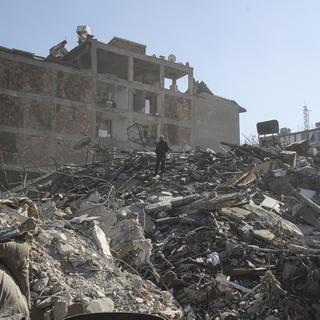 Des ruines après le séisme en Turquie. [Keystone - AP Photo/Can Ozer]